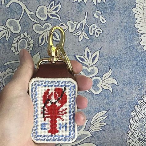 Needle Point Patterns, Needlepoint Keychain, Key Fobs Diy, Needlepoint Key Fob, Needlepoint Ideas, Cross Stitch Tutorial, Cute Sewing Projects, Needlepoint Christmas, Needlepoint Designs