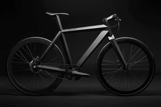 BME's Handcrafted B-9 NH 'Black Edition' Urban Stealth Bicycle Bici Retro, Formula 1 Merchandise, Black Bicycle, Single Speed Bike, E Bikes, Fixed Gear Bike, Speed Bike, Black Bike, Electric Bikes