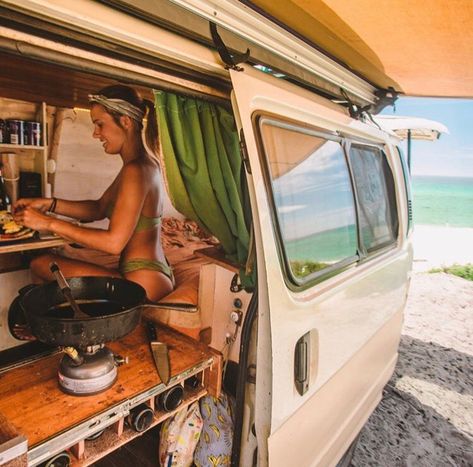 Camper Photography, Combi Hippie, Making Breakfast, Camper Kitchen, Campervan Life, Van Ideas, Combi Vw, Bus Life, Vw Vintage