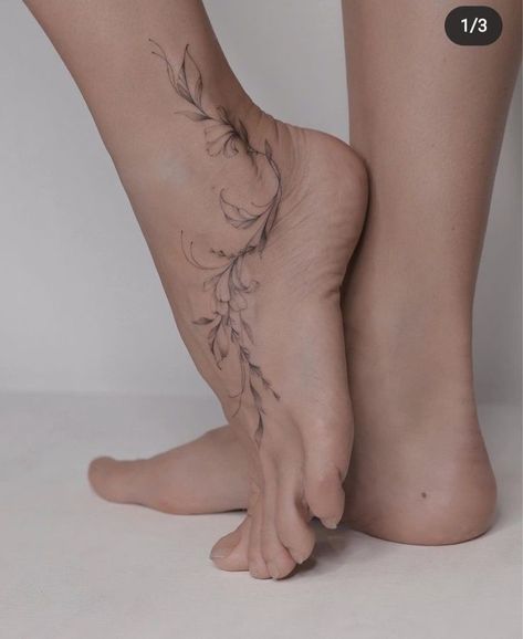 Anastasia Tattoo, Tattoo Bein Frau, Wrap Around Ankle Tattoos, Foot Tattoo Ideas, Anklet Tattoos For Women, Ankle Foot Tattoo, Flower Foot Tattoo, Cute Foot Tattoos, Ankle Tattoos For Women