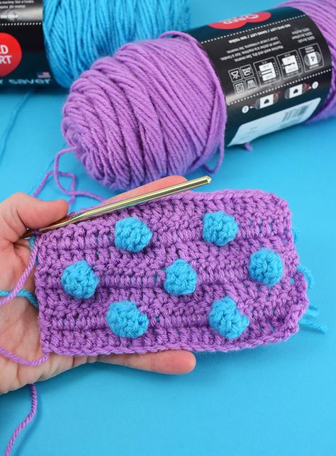 How to crochet polka dots Crochet Tequniques, Texture Crochet Stitches, Lego Patterns, Polka Dot Crochet, Popcorn Crochet, Crochet Baby Blanket Beginner, Learn Crochet, Crochet Scarfs, Crochet Hack