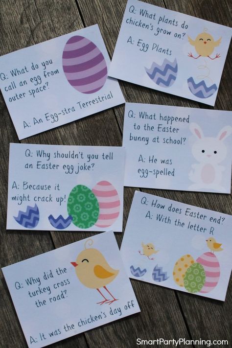 Printable Easter jokes that both kids and adults will love. They will have you laughing at the dinner table, on an Easter egg hunt or in the kids lunchbox. Simple little funny jokes that are completely family friendly. #EasterJokes #ForKids #Printable Printable Easter Egg Fillers, Easter Kids Table, Adult Easter Egg Hunt, Hosting Easter, Easter Poems, Easter Jokes, Funny Easter Eggs, Easter Scavenger Hunt, Lunchbox Jokes