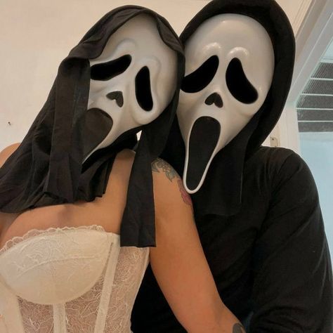 Scream Halloween Costume, Scarie Movie, Scream Costume, Scream Mask, Filmy Vintage, Scream Halloween, Couples Halloween Outfits, Cute Couple Halloween Costumes, Matching Halloween