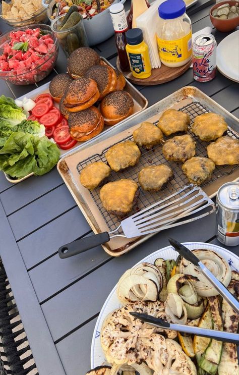 Family Cookout Aesthetic, Summer Grilling Aesthetic, Family Barbeque Aesthetic, Big Dinner Party, Bbq Spread Table, Bbq Evening, Bbq Summer Party, Summer Barbeque Aesthetic, Hosting Bbq