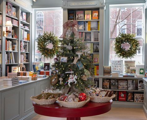 Beacon_Hill_Books_Christmas Christmas Bookcase, Bookcase Decorating Ideas, Diwali Craft For Children, Bookcase Styling, Bookcase Decor, Cosy Christmas, Outdoor Cafe, Beacon Hill, Indoor Dining