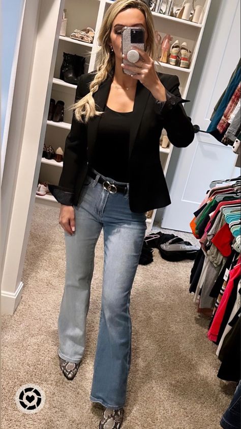 Blazer Jeans Boots Outfit Women, Flared Jeans And Blazer Outfit, Jeans Boots And Blazer Outfit, Blue Jean Business Casual Outfits, Flare Jeans Blazer Outfit, Blazer And Flare Jeans Outfit, Flare Jeans Work Outfit Business Casual, Blazer With Flare Jeans, Jeans To Work Outfit Casual Fridays