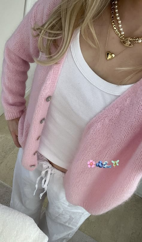 Girly Stockholm Style, Pink Cardigan Outfit, Pink Fits, Stockholm Fashion, Pink Outfits, Outfit Inspo Fall, Instagram Foto, Dream Clothes, Aesthetic Outfits