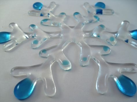 Fused Glass Snowflake Fused Glass Snowflakes, Glass Snowflakes, Christmas Fair Ideas, Fused Glass Artist, Fused Glass Artwork, Glass Christmas Decorations, Fused Glass Ornaments, Bee Creative, Glass Fusion