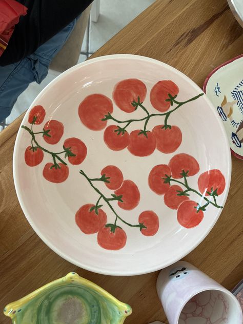 Pottery Painting Vegetables, Tomato Pottery Painting, Plate Painting Ideas Diy, Clay Cafe, Ceramic Cafe, Diy Pottery Painting, Box Creative, Paint Your Own Pottery, Pottery Painting Designs