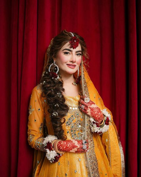 Mehndi Brides Pakistani, Mehndi Gharara, B Fashion Logo, Pakistani Makeup Looks, Fashion Boutique Interior, Haldi Bride, Hairstyles Designs, Mehndi Decoration, Diwali Fashion