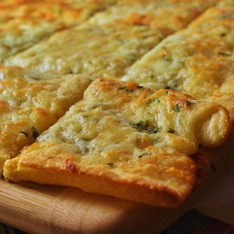 Garlic-Cheese Flat Bread Garlic Flat Bread, Flat Bread Recipes, Flat Bread Recipe, Garlic Flatbread, Cheese Crust Pizza, Bread Toppings, Cheese Flatbread, Garlic Cheese, Flatbread Recipes