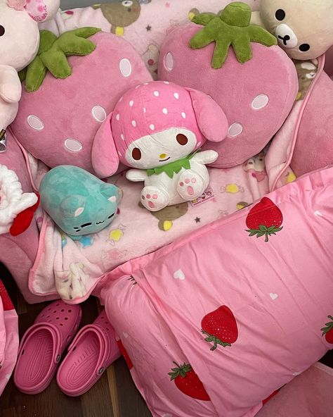 My Melody Furniture, My Melody Plushies Aesthetic, Kawii Beds, Kawaii Core Bed, Kawaiicore Plushies, Anime Bad, Kawaii Bedding Pink, Rooms Decoration, Kawaii Room Ideas