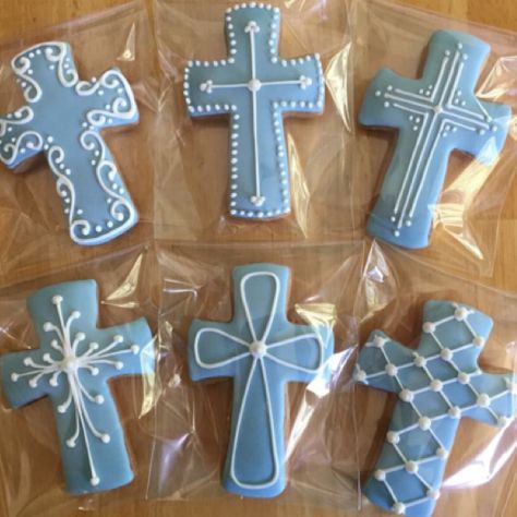 Comunión o confirmación Confirmation Cookies Boys, Royal Icing Cross Cookies, Easter Cross Sugar Cookies Decorated, Confirmation Decorated Cookies, Cross Royal Icing Cookies, Easter Cross Cookies Decorated, Cross Cookies Decorated Royal Icing, Cross Cookies Decorated, 1st Communion Cookies