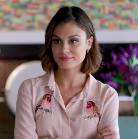 Cristal Flores Carrington (Dynasty) Crystal Carrington, Grown Out Pixie, Nathalie Kelley, New Hair Do, Mom Hairstyles, Style Makeover, Popular Hairstyles, Fashion Tv, Gossip Girl