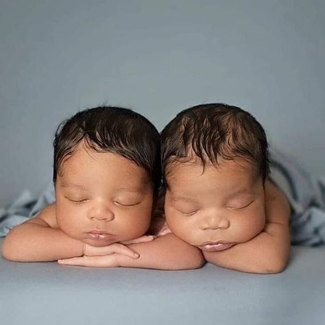 Black Twin Babies, Twin Baby Photos, Twins Announcement, Baby Announcement Photoshoot, Twin Baby Girls, Newborn Mom, Cute Babies Photography, Cute Black Babies, Beautiful Black Babies