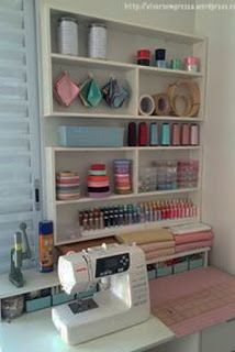 Como organizar um atelier de costura Sewing Machine, Thread, Sewing, Craft Supplies, White