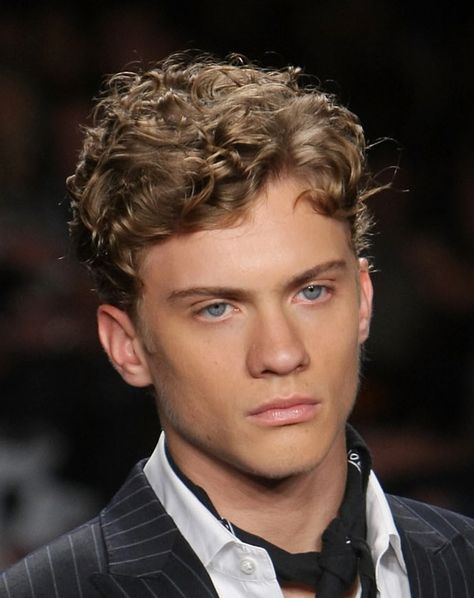 How to Conquer Curly Hair for Men: Curly Hair is Stunning Best Curly Haircuts, Men's Curly Hairstyles, Fine Curly Hair, Wavy Hair Men, Blonde Curly Hair, Haircuts For Curly Hair, Wavy Curly Hair, Corte De Cabelo Masculino, Curly Hair Men