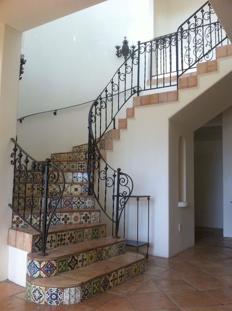 Stairs Mediterranean, Spanish Type House, Artistic Staircase, Spanish Stairs Interior, Italian Stairs, Mexican Staircase, Spanish Style Stairs, Italian Staircase, Spanish Stairs