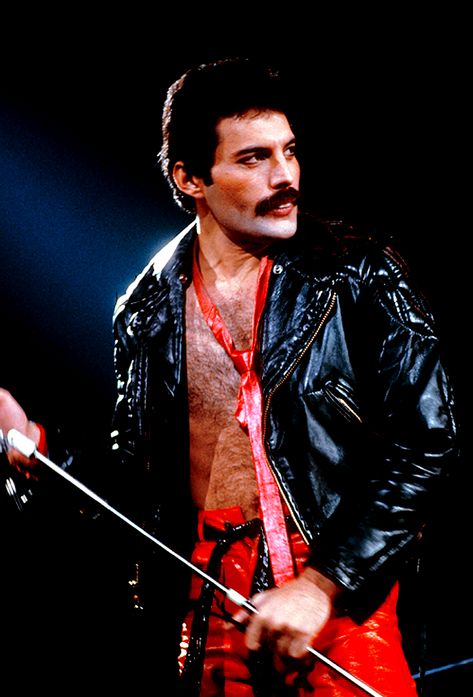 Freddie Mercury On Stage, Fred Mercury, Freddy Mercury, Sweet Lover, Queen Photos, Queen Pictures, Queen Freddie Mercury, John Deacon, Lily James