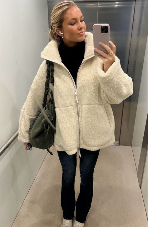 H&m Teddy Jacket, White Teddy Jacket Outfit, Teddy Sweater Outfit, Teddy Jacket Outfit, Jackets Y2k, Fall Outfits Casual, Zip Up Jackets, Fall Sweatshirt Outfit, Tops Winter