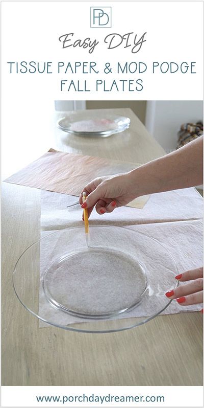 Homemade tissue paper fall plates are any easy fall project for the whole family. Affordable project using clear glass plates, tissue paper, and Mod Podge. #fallprojectidea #familyproject #makeyourownplate #fallplates #modpodge #tissuepaperplates #porchdaydreamer #fallcraft Decorating Clear Glass Plates, Mod Podge Glass Plates, Mod Podge Plates With Fabric, Clear Plate Crafts, Clear Glass Plates Crafts Ideas, Decoupage Glass Plates, Fall Plate Setting Ideas, Decoupage With Tissue Paper, Best Paint For Glass