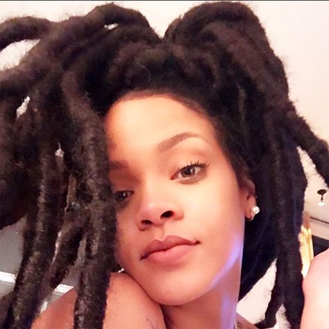 Rih's Lush Locs Rihanna Faux Locs, Rihanna Dreads, Rihanna Instagram, Fenty Rihanna, Rihanna Show, Undercut Haircut, Rihanna News, Makeup Sephora, Rihanna Riri