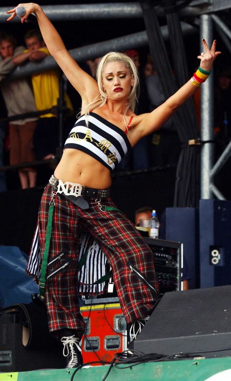 puregwenstefani Gwen Stefani 2000s, Gwen Stefani 90s, Gwen Stefani No Doubt, Gwen Stefani Style, Concert Outfit Ideas, Coachella Outfit, 2000s Fashion Outfits, Gwen Stefani, 2000s Fashion