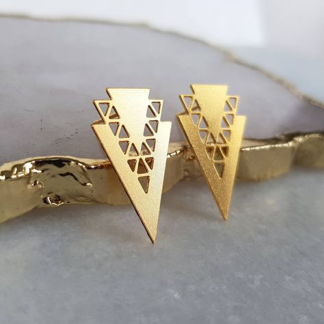 Are you interested in our Gold Triangle Stud Earrings? With our geometric jewellery earrings you need look no further. Kids Gold Jewellery, Triangle Jewelry, Triangle Stud Earrings, Earrings Triangle, Gold Jewelry Outfits, Earrings Minimal, Handmade Gold Jewellery, Triangle Earrings Stud, Long Pearl Necklaces