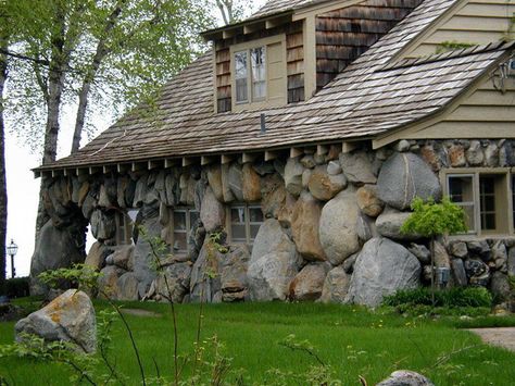 Stone Home - Love these boulders. Cottage fortress sort of feel. Very interesting and attractive! Cordwood Homes, Stone Cabin, Stone Cottages, Awesome Architecture, Natural Homes, Stone Masonry, Unusual Homes, Hobbit House, Natural Building