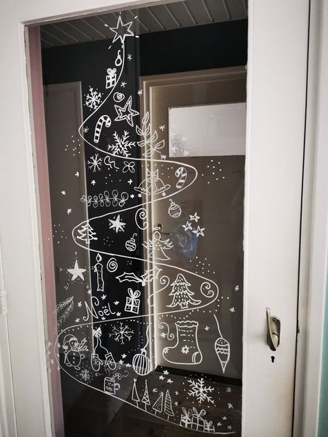 30 Cute Christmas Window Painting Ideas - Nikki's Plate Teacher Window Displays, Windows Decoration Christmas, Painting On Windows Christmas, Christmas Window Art Ideas Diy, Window Christmas Art, Christmas Window Drawing Ideas, Christmas Windows Painted, Christmas Paintings On Windows, Christmas Windows Ideas