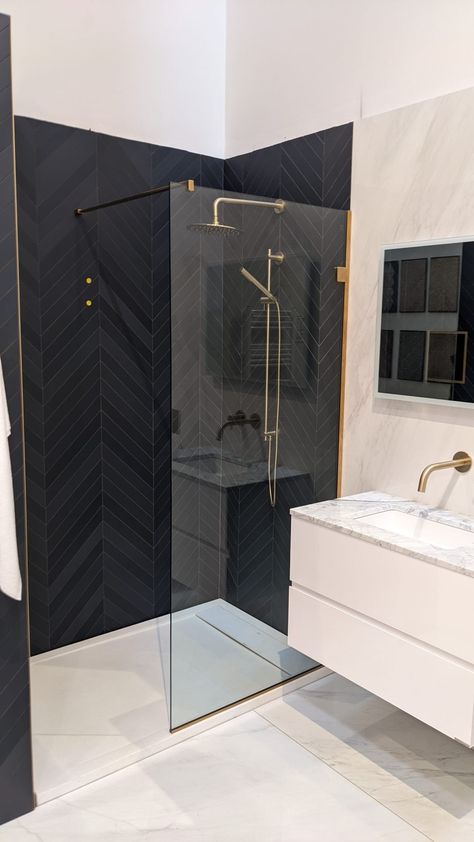 Black White And Gold Bathroom Modern, 5 X 8 Bathroom Design Modern, Marble Shower Pan, Dark En Suite, Hotel Style Bathroom Luxury, All Black Tile Bathroom, Modern Black And Gold Bathroom, Panelling Bathroom Ideas, Black Gold Marble Bathroom