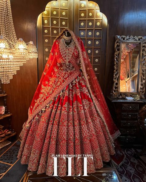 FLT | FLT ❤️ | Instagram Bridal Lehenga Rajasthani, Rajasthani Bride Traditional, Red Bridal Lehenga Indian, Bridal Dupatta Draping Styles, Rajasthani Saree, Red Indian Wedding, Indian Bridal Wear Red, Red Wedding Lehenga, Indian Fits