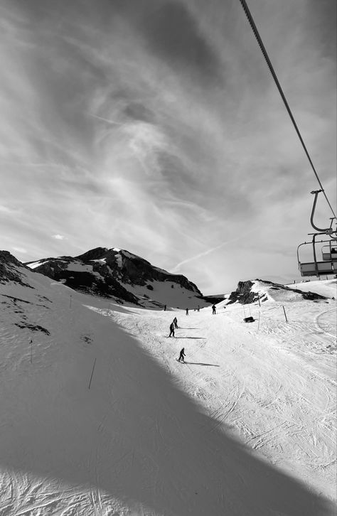 Black And White Snow Aesthetic, Ski Asthetic Picture, Skiing Black And White, Ski Black And White, Ski Asethic, Black And White Christmas Aesthetic, Black N White Aesthetic, Romanticising Winter, Snow Black And White