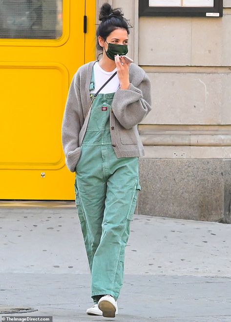 Katie Holmes balances style and comfort in a pair of cute green overalls with a matching mask | Daily Mail Online Green Overalls Aesthetic, Styling Baggy Overalls, Green Overalls Outfits Aesthetic, Overall Styling, Green Dungarees Outfit, Green Overall Outfit, How To Style Overalls, Fall Overalls Outfit, Fall Overall Outfits