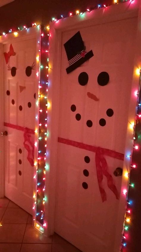 Cute Ways To Decorate For Christmas, Hallway Decorating For Christmas, How To Decorate Your Door For Christmas, Christmas Indoor Door Decorations, Homemade Christmas Decorations For Room, Christmas Inside Door Decorations, Christmas Decorations Bedroom Diy, Easy Christmas Room Decor, Christmas Decorations Outside House