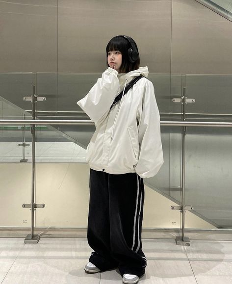 Korean Baggy Outfits, Tomboy Outfits Winter, Baggy Style Woman, Sportwear Outfit, Cute Tomboy Outfits, Korean Street Wear, Windbreaker Outfit, Korean Fits, Baggy Clothes