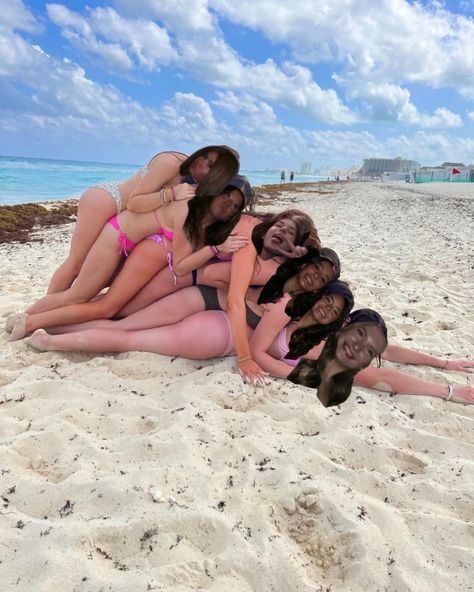 i just wanted to use the song ngl Group Beach Photos Friends Picture Ideas, Beach Poses Friends Group, Blondes At The Beach, Group Beach Pictures Friends Ideas, Senior Trip Aesthetic, Beach Day Photos, Senior Week Beach, Beach Group Photo Ideas, Group Beach Pictures Friends