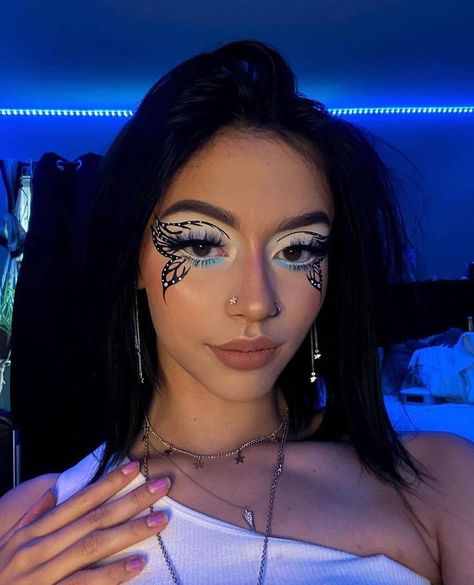 💄Featuring Makeup Art 💋 sur Instagram : Comment your favourite 1-10?💙💝🧡 - Tag your friends 👫 Credit @paytons.makeup 💞 - Follow for more @cool.makeups 💄 - - #Graphiceyeliner… Blue Graphic Liner, High Fashion Makeup, Avant Garde Makeup, Graphic Makeup, Graphic Eyeliner, Melt Cosmetics, Blue Pigment, Runway Makeup, Unique Makeup