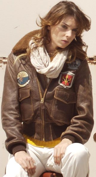 Pilot Jacket Outfit Woman, Pilot Jacket Aesthetic, Pilot Jacket Women, Pilot Outfit Women, Pilot Jacket Outfit, Flight Jacket Outfit, Leather Pilot Jacket, Pilot Clothing, Pilot Leather Jacket