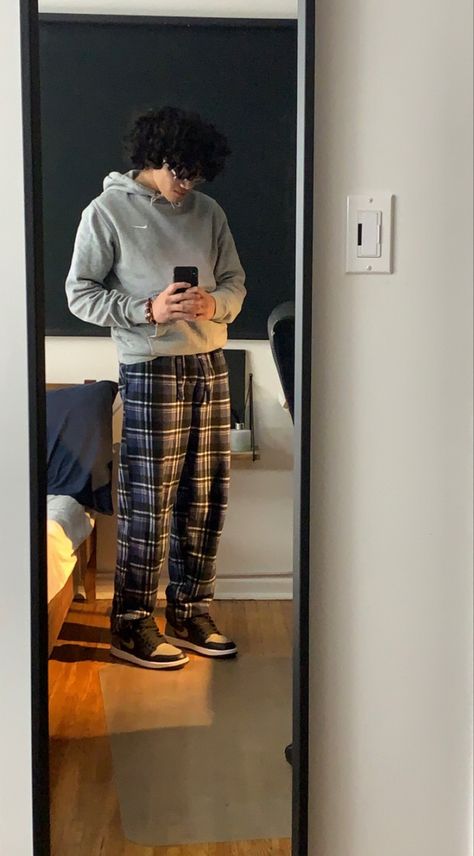 Guy In Flannel, Guy Outfits Aesthetic, Flannel Aesthetic, Pajama Pants Outfit, Comfy Outfit For School, Black Pajama Pants, Pajama Outfit, Pants Outfit Men, Aesthetic Outfits Men