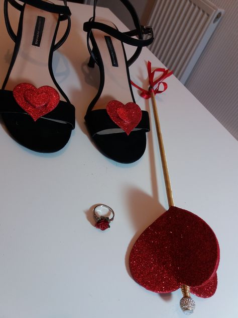 Diy queen of hearts sceptre shoes and ring. Three heart shapes glued together on a knitting needle covered with gols ribbon. Old ring with stone removed and paper rose added. Hearts on elastic for shoes to enable easy removal. Queen Of Hearts Scepter Diy, Queen Of Hearts Shoes, Queen Of Hearts Accessories, Queen Of Hearts Staff, Queen Of Hearts Costume College, Scepter Diy, Queen Of Hearts Diy, Queen Of Hearts Costume Diy, Diy Queen Of Hearts Costume