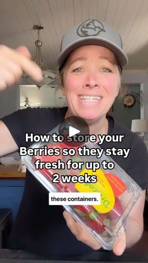 Berry Cleaning, How To Store Fruits And Vegetables, Life Hacks Food, Fruit Hacks, Reuse Containers, Freezing Vegetables, Food Preserving, Fruit Ideas, Storing Fruit