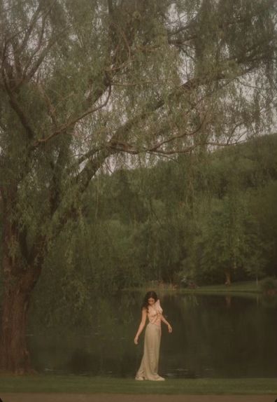 Weeping Willow Tree Photoshoot, Weeping Willow Senior Pictures, Weeping Willow Photoshoot, Senior Picture Ideas Whimsical, Picnic Senior Pictures, Willow Tree Senior Pictures, Whimsigoth Photoshoot, Poses With Trees, Ethereal Senior Pictures