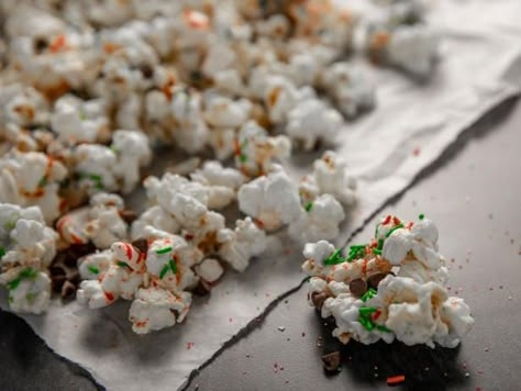 Pioneer Woman White Chocolate Popcorn, Pioneer Woman Christmas White Chocolate Peppermint Popcorn, Peppermint Popcorn Recipe, White Chocolate Peppermint Popcorn, Peppermint Popcorn, Ree Drummond Recipes, White Chocolate Popcorn, Christmas Popcorn, White Chocolate Peppermint