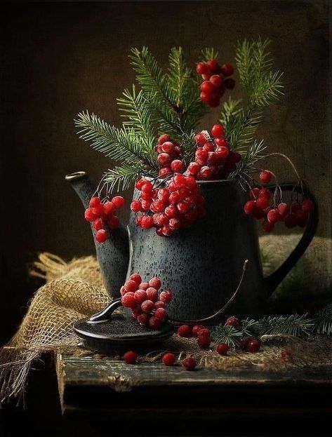 Christmas Still Life, Berries Photography, Red Art Painting, Theme Nature, Old Stuff, Still Life Photos, Magic Aesthetic, Paper Tree, Christmas Photography