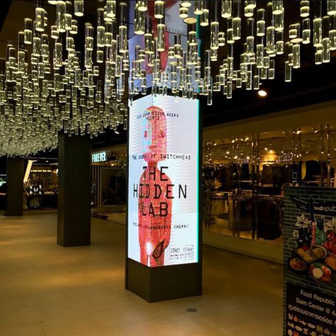 LED digital signage on pillars at the Siam Center in Bangkok Digital Signage Design, Digital Signage Wall, Led Pillars, Digital Display Board, Digital Retail, Signage Board, Digital Signage Displays, Office Signage, Pillar Design