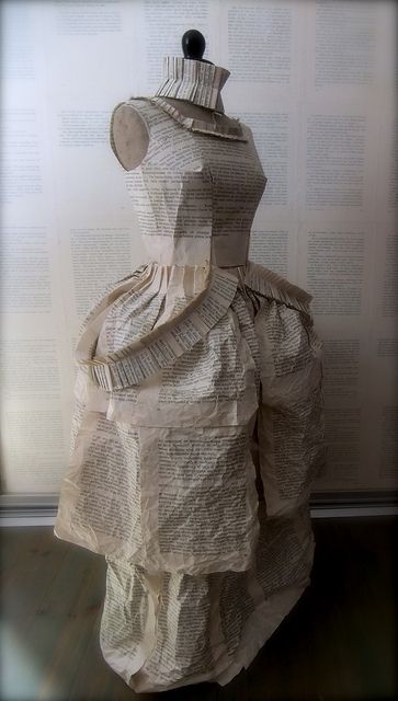 Avoir le temps de faire des choses futiles! Paper Costume, Newspaper Dress, Costume Carnaval, Paper Clothes, Recycled Dress, Paper Fashion, Paper Dress, Book Sculpture, Dress Forms