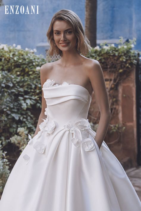 Classic Ball Gowns, Glamorous Wedding Gowns, Corset Back Wedding Dress, Layered Wedding Dresses, Timeless Wedding Gown, Classic Wedding Gown, Classy Wedding Dress, Pretty Wedding Dresses, Wedding Dresses With Flowers