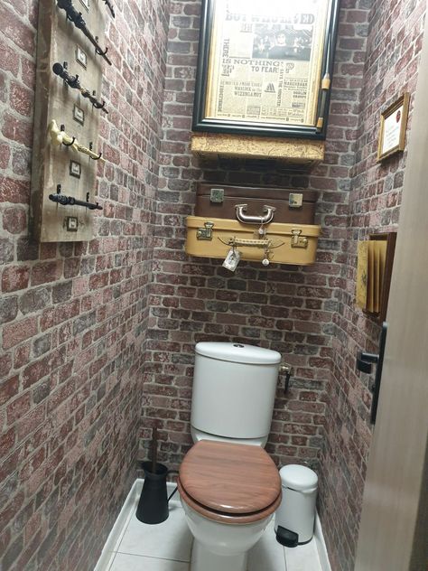 Harry Potter Bathroom Decor Ideas, Harry Potter Restroom, Harry Potter Toilet Ideas, Harry Potter Theme Bathroom, Harry Potter Inspired Bathroom, Pub Bathroom Ideas, Harry Potter Themed Bathroom, Harry Potter Basement, Harry Potter Toilet