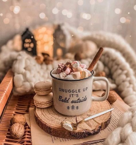 Cozy Christmas Aesthetic, Aesthetic Holiday, Mug Photo, Gingerbread Latte, Winter Coffee, Chocolate Caliente, Christmas Feeling, Coffee Photography, Winter Wallpaper